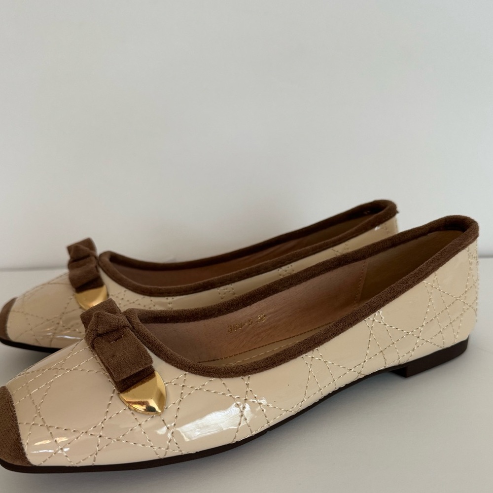 OMS Ladies Cream Patent Leather and Brown Suede Trim Quilted Flats